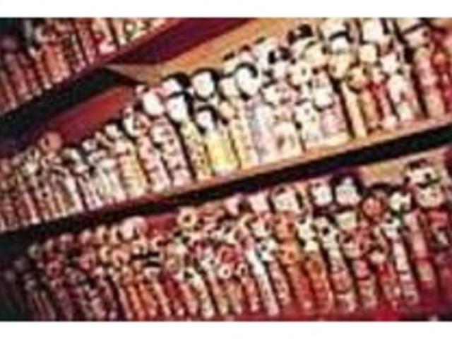 まるで美術館のようなこけしの品揃えは圧巻_民芸おもと