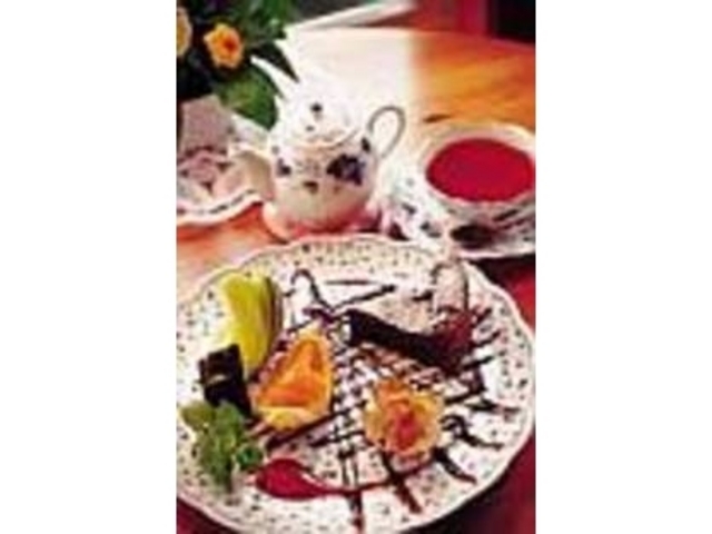 美しく盛り付けされたデザートセット_Cafe 花小町