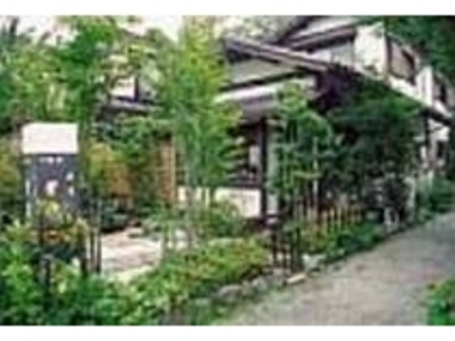 古都の風景にとけ込む緑を配した入口_茶房 紫穂