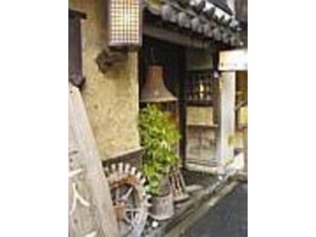 外観も田舎の民家のような雰囲気が出ている_三人百姓