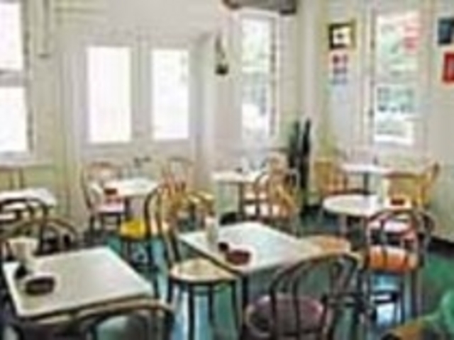 明るい店内は、汽笛の音が鳴り響く_HAMA CAFE(ハマ カフェ)