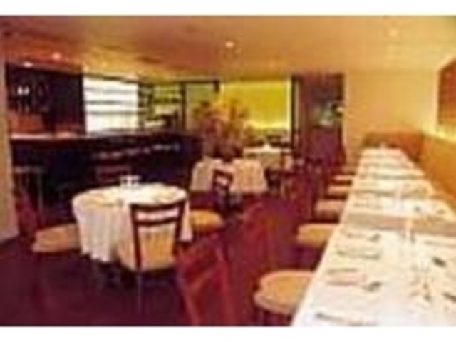 シンプルでスタイリッシュな空間で食事を_RESTAURANT PANE E VINO