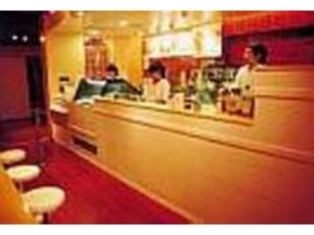 行列ができるほどの人気。店内での食事も可_YOKOHAMA BASHAMICHI ICE