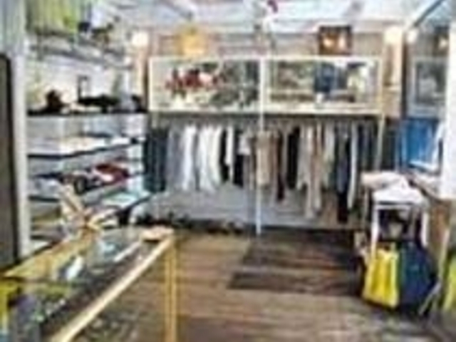 店内には最新のアイテムがズラリと並ぶ_BLUE BLUE YOKOHAMA