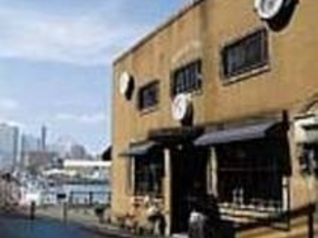 正面に飾ってある3つの時計が目印_BLUE BLUE YOKOHAMA
