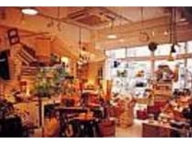 壁掛け時計などポップな商品が勢揃いする_H&H TRADING