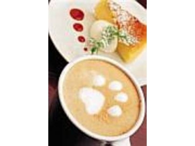 犬の足跡柄がかわいい『カフェラテ』_マカオンカフェ