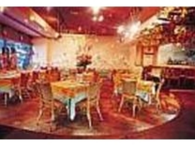 壁に貝が埋め込まれた南仏リゾート風の店内_シェ・コパン