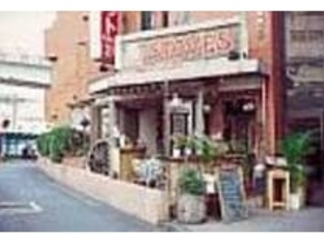 地元客だけでなく外国人の常連客も多いとか_STOVE'S