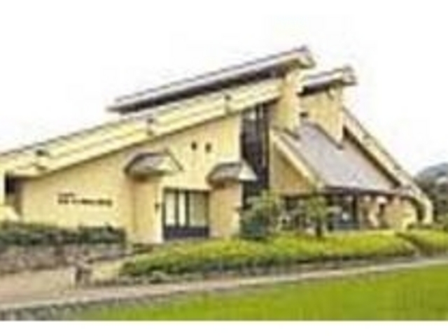 館内は中央天井から採光する柱のない空間_浜坂町立 加藤文太郎記念図書館
