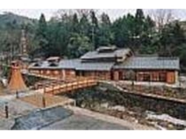 山あいの雰囲気を生かした落ち着いた建物_ハチ北温泉 湯治の郷