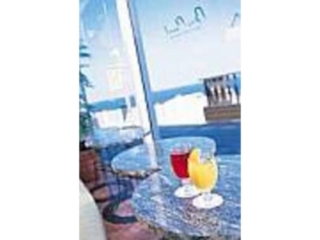 大きな窓から望む景色はとてもロマンチック_海ほたるの洋食屋 ベイパール
