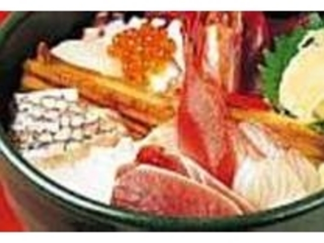 丼をびっしり覆うネタに驚く『海鮮丼』_シーフードレストラン うおっせ