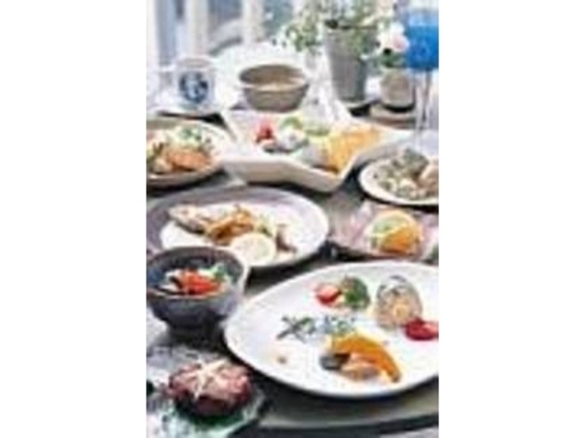 お皿が10も並ぶ『昼のおまかせコース』_プチレストランC#