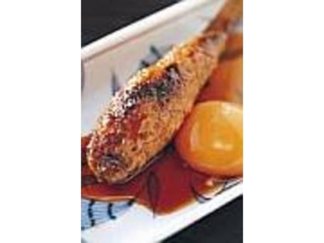 焼きたてのつくねは卵黄を絡めて食べる_火印