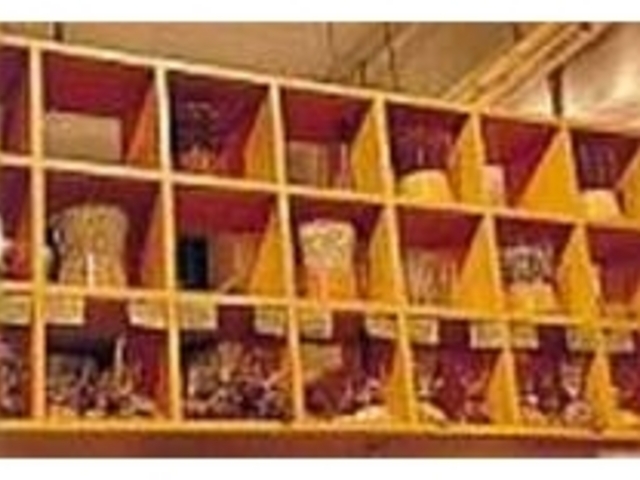 シンプルな中にも個性が光る小物づかいだ_cafe&deli Shindo