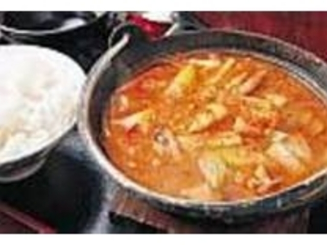 野菜と豆腐がたっぷりの『チゲ鍋』が人気_喫茶 竹