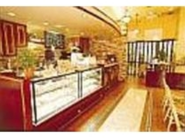 店内は明るく、朝からビジネスマンが多い_caffe AMARE