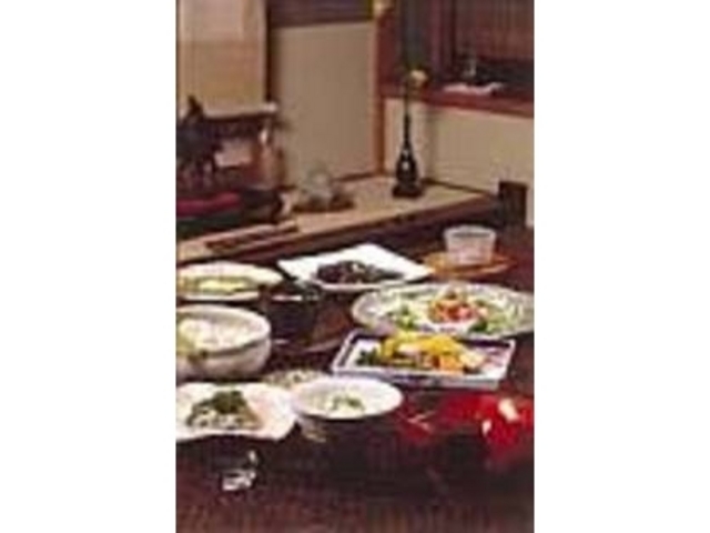 食卓いっぱいに野菜と魚中心の和食が並ぶ_すゞき