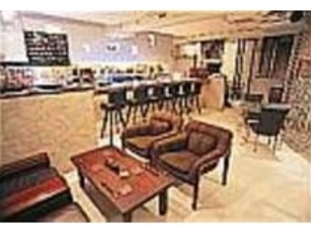 テーブル席のほか個室風ソファ席も_StatelessCuisine&Bar table