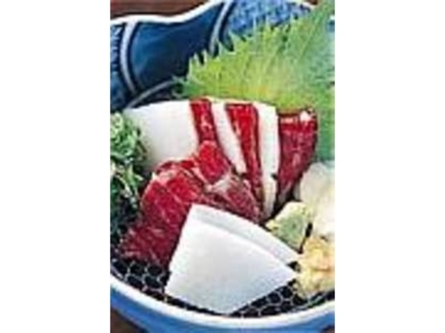 赤身と本皮とともに食べる『鯨さしみ』_土佐料理 ねぼけ