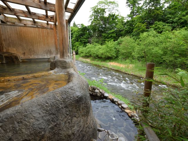 自然の雄大さを感じる渓流露天風呂「桂の湯」(男女別)_″新日本百名湯″″日本温泉遺産″に指定 秘湯宿「藤三旅館」
