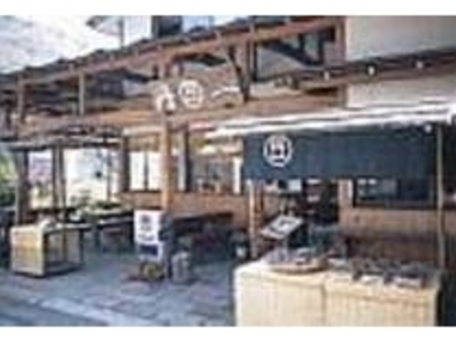 大きな木の看板と暖簾の純和風の建物_和食処 丹一