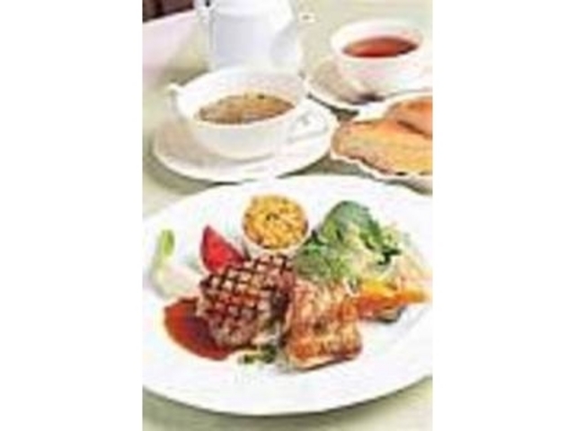 肉も野菜ものっている『盛り合わせランチ』_レストランPeople