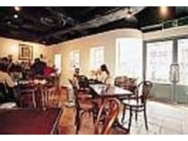 木のぬくもりが温かい、明るい店内_フラワー&カフェ studio BELLA VISTA