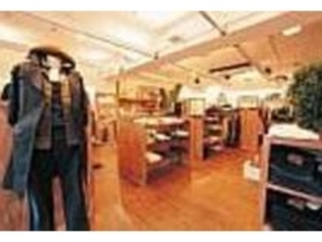 アイテムがきれいに並んだ明るい店内_Allury