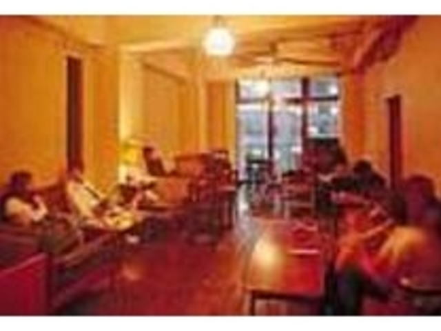 ビルの5階にある店内は落ち着いた照明_Cafe Apres-midi