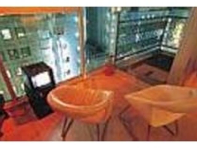 9階の店内ガラス窓からは宮益坂が一望_Phaidros cafe