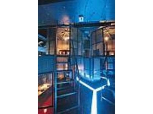 宇宙浮遊を連想させるような中2階の席_Neo Tokyo Fooding Bar MYSTERIOUS 新宿店