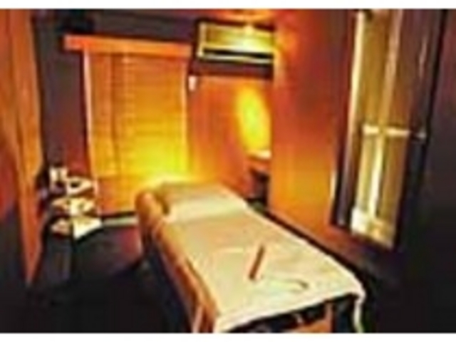 個室にはクローゼットやシャワールームも_Relax body 南青山店