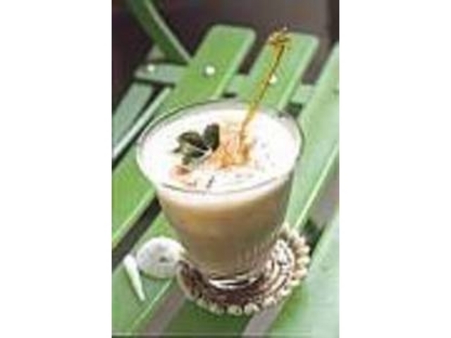 シナモンがいい感じの『アイスカフェラテ』_SUNNY DAY