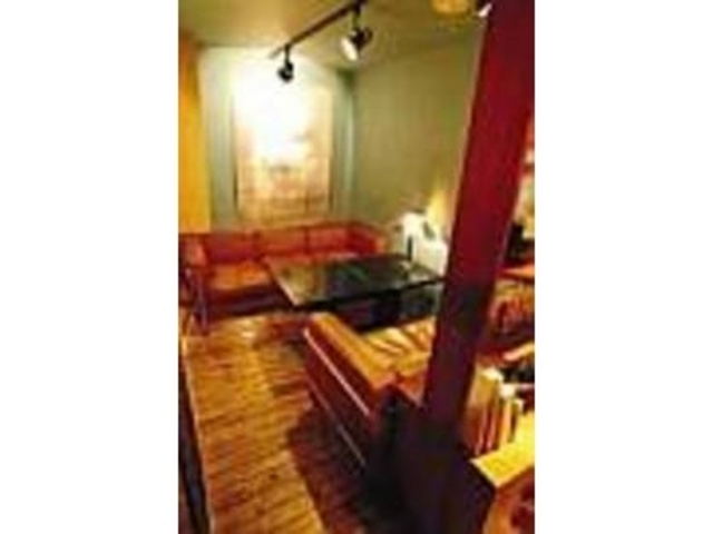 北欧家具が配された、温かい雰囲気の店内_berkana