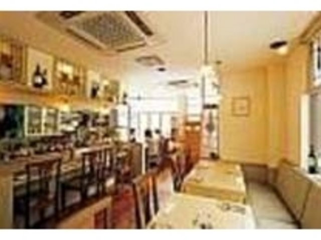 店内はこぢんまりとしていて可愛い雰囲気_日本の洋食 西洋軒