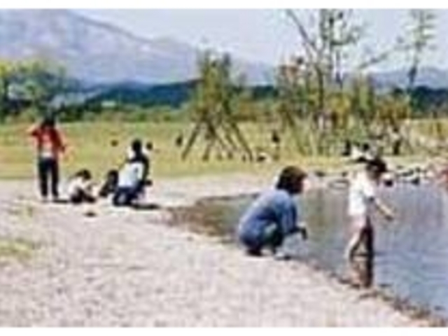 日光の山、そよ風、水ぬるみくつろぐ親子_日光だいや川公園
