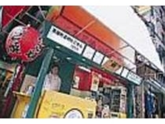 店頭の赤提灯が可愛らしい「だいげん」_だいげん アメリカ村店