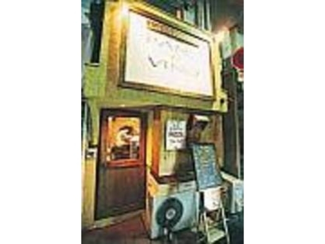 小さくて可愛い、ウッディーなエントランス_PANE e VINO