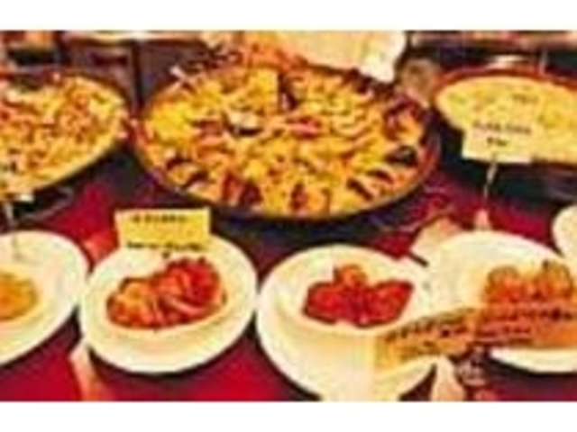 カウンターに並ぶ『タパス』や『パエリア』_EL PONIENTE GOZO