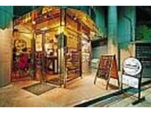 夜のオフィス街に灯る明かりが目印だ_EL PONIENTE GOZO