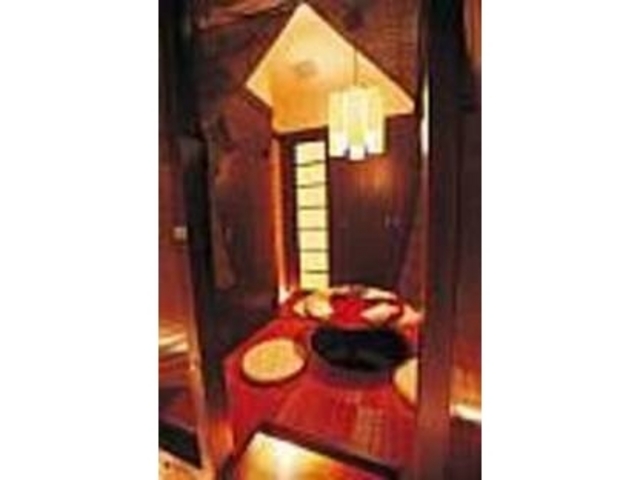 和風の照明と円卓がレトロないい雰囲気_鮮菜美酒 洒楽