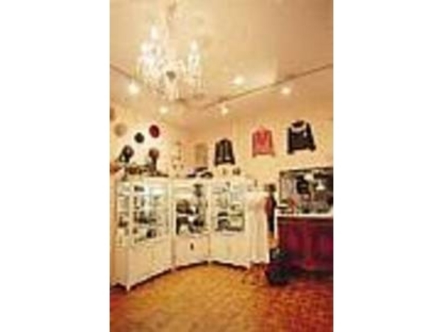 小さな味のある店内に並ぶ洋服や小物_Antiqulosium