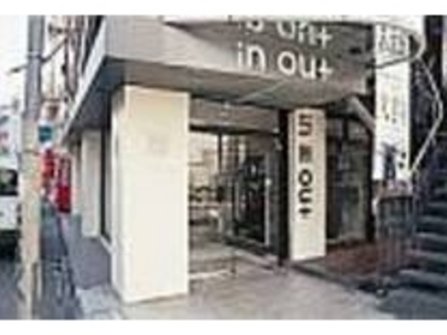 白と黒のコントラストの効いた外観_in out