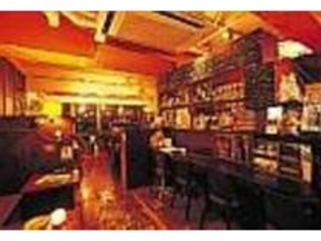 夜にはバーとして、ムードも一変する_trois cafe