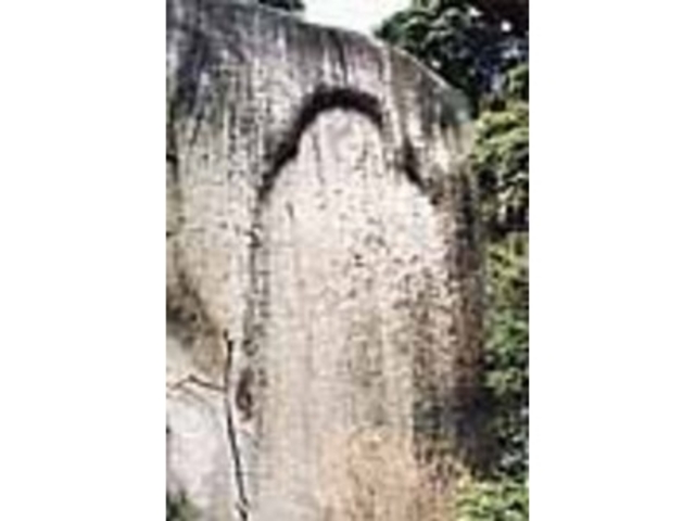 神の座と崇める磐座信仰の聖地だった_笠置山