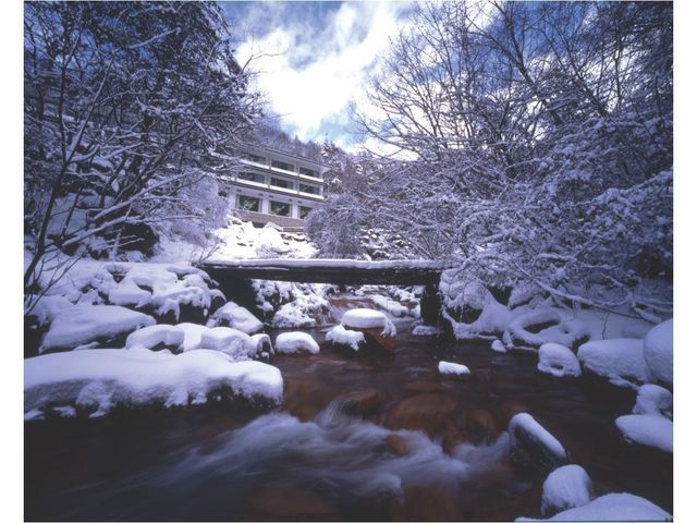 雪に包まれた当館_横谷温泉旅館