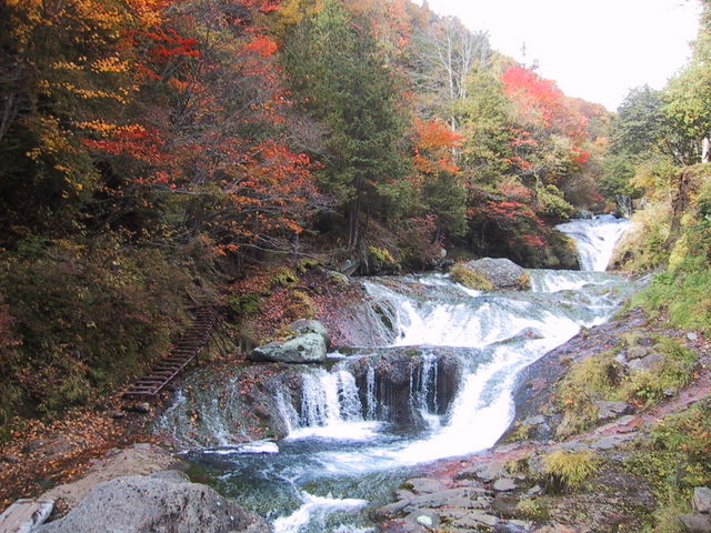 10月中旬の紅葉真っ盛りの横谷峡・おしどり隠しの滝_横谷温泉旅館