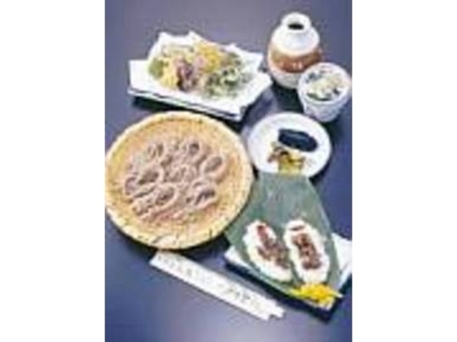 天ざると、くるみなどの具がのった笹寿司_そば処 郷土食堂